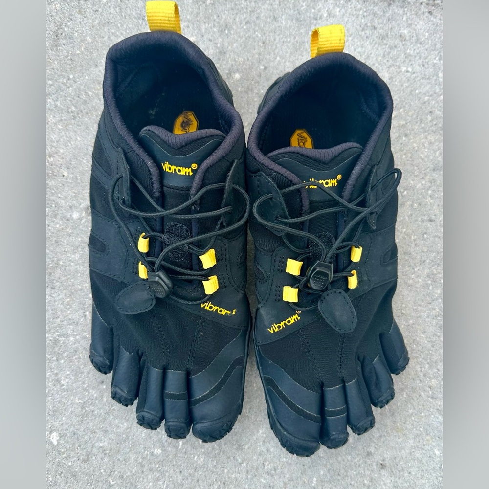 Vibram Women's FiveFingers, V-Trail 2.0 Running Shoe Black Yellow. Gently used.
